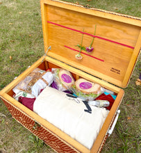 Load image into Gallery viewer, Elegant Picnic Set